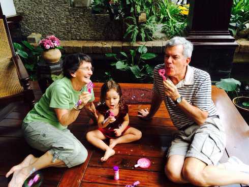 Bố mẹ chồng diva Hồng Nhung sang Việt Nam thăm cháu nội