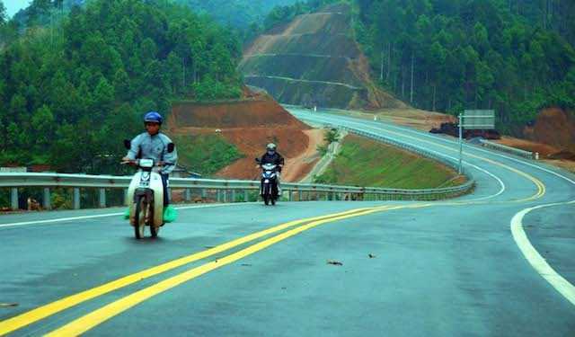 Tranh cãi nảy lửa quanh đề xuất 'tịch thu xe máy đi vào đường cao tốc'