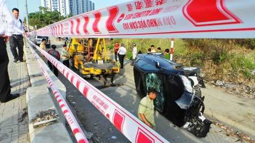Xe biển xanh mất lái húc gãy lan can cầu, bay xuống đường
