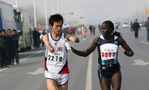 Xúc động hình ảnh 'Nữ thần Kenya' tiếp nước cho VĐV cụt tay