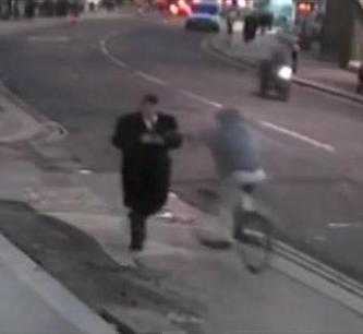 Đi xe đạp cướp điện thoại nhanh như chớp