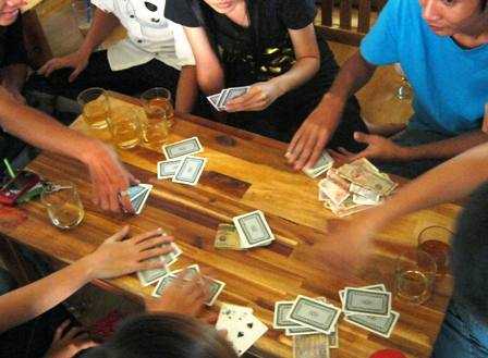 Đánh bạc tại đình làng, Trưởng Công an xã và 4 đảng viên bị bắt tại trận
