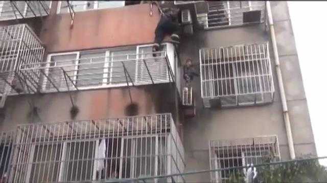 Pha giải cứu em bé mắc kẹt trên ban công nhà cao tầng