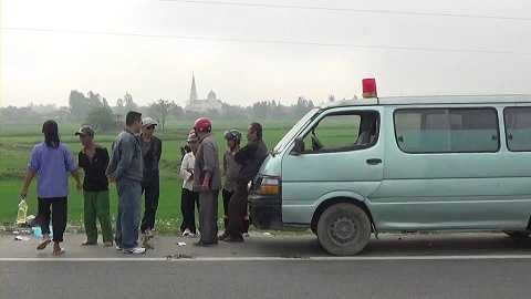 Truy tìm ô tô cán chết người trên QL1A rồi bỏ trốn