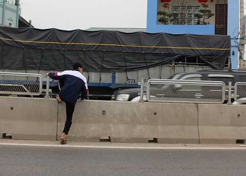 Hàng loạt lan can sắt 'biến mất' trên Quốc lộ 1A