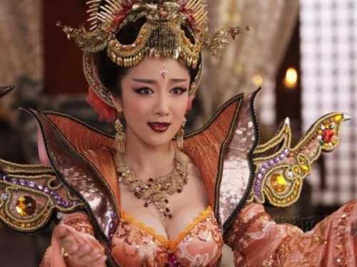 'Đát Kỷ' Lý Y Hiểu bức xúc khi bị cắt cảnh khoe ngực