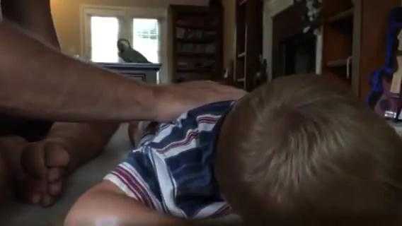 Ông bố đánh trống cực hay trên lưng con trai