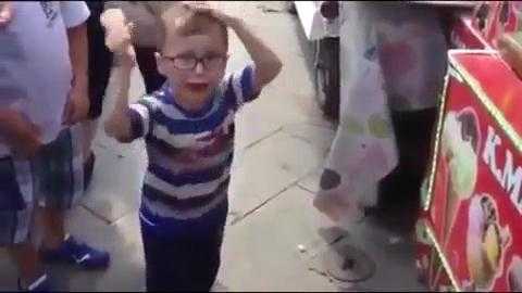 Phì cười clip ông chủ bán kem chọc tức cậu bé khóc nhè