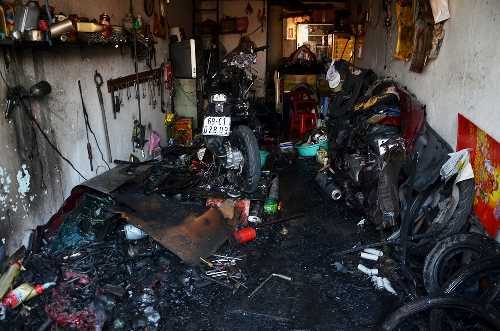 Đốt rác, lửa bùng lên thiêu rụi nhiều nhà dân