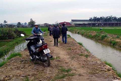 Nam thanh niên chết giữa cánh đồng với nhiều vết rạch trên cơ thể