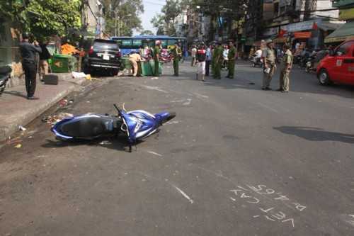 Người đàn ông gào thét dưới gầm xe Lexus