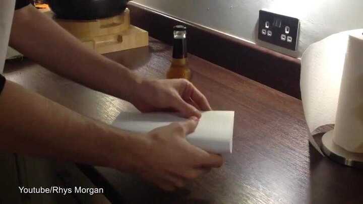 Kinh ngạc cách mở nắp bia bằng tờ giấy A4