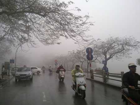 Mưa phùn, sương mù bao phủ miền Bắc ngày Rằm tháng Giêng