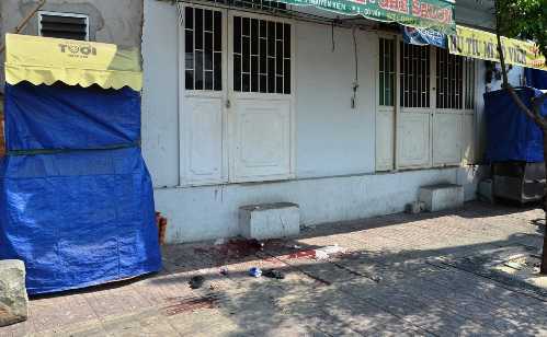 Thanh niên cầm vật nhọn tự đâm vào người ở Sài Gòn