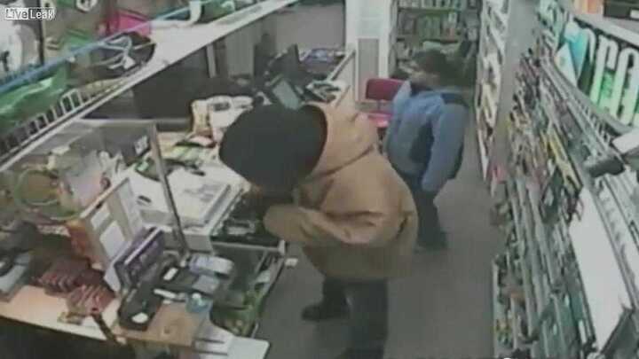 Nữ kế toán gan dạ chống trả quyết liệt hai tên cướp có súng