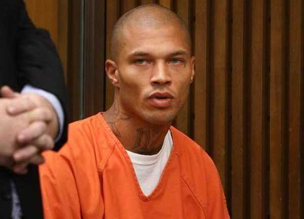 Tù nhân đẹp trai nhất thế giới chính thức trở thành người mẫu