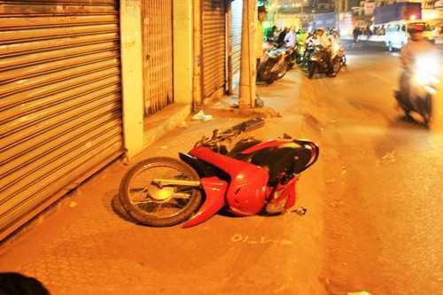 Bỏ rơi bạn chết trên đường giữa đêm khuya