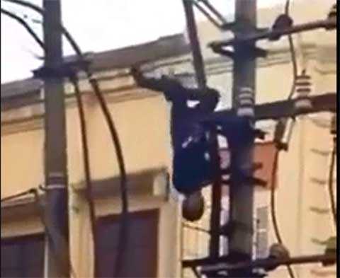 Clip: Thanh niên ngáo đá 'làm xiếc' trên cột điện, ngã lộn xuống đường