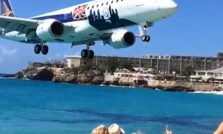 Clip: Máy bay bay qua đầu người như phim quay chậm