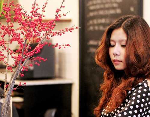 9X xinh đẹp lần đầu ra mắt sách ' Luật ngầm'