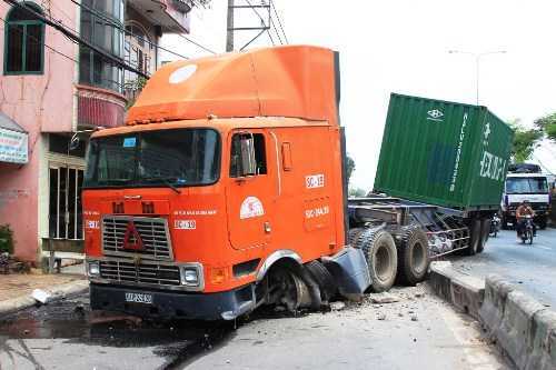 Container 'làm xiếc' trên quốc lộ, nhiều người tháo chạy