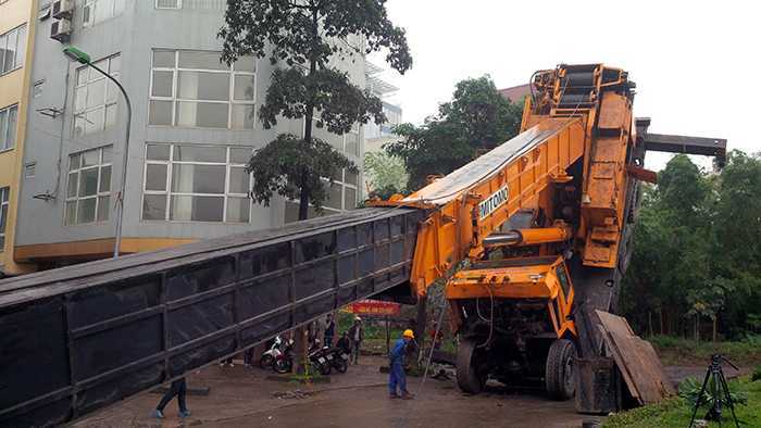 Hà Nội: Cần cẩu cao hơn 50m đổ sập, người đi đường hoảng loạn