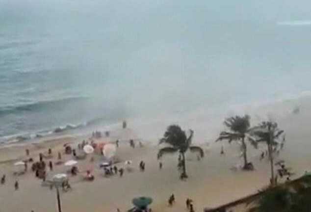 Kinh hoàng lốc xoáy cuốn bay người trên bãi biển
