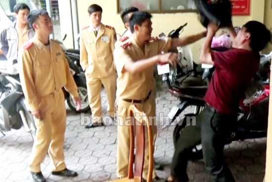 Tài xế cố thủ nhốt khách trên xe, thách đố công an