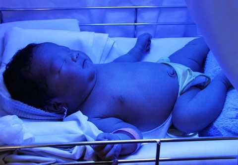 Bé sơ sinh bị mẹ nhẫn tâm bỏ rơi trên vỉa hè ở TP.HCM