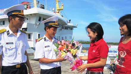 Giữa biển xa, chiến sĩ DK1 vẫn có hoa tặng vợ