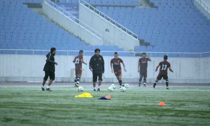 Clip: U23 Việt Nam luyện công trong mưa lạnh