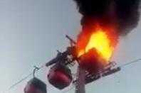 Clip: Va phải cột điện cao thế, cáp treo bốc cháy dữ dội