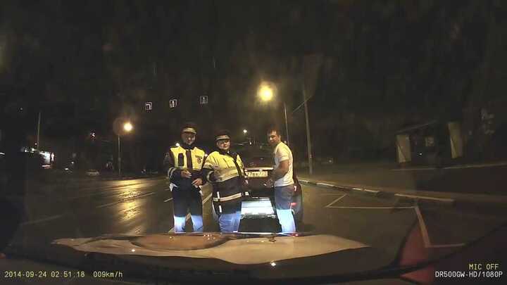 Được cảnh sát giao thông 'tha' vì dán hình Putin