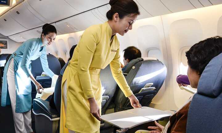 Video: Tiếp viên Vietnam Airlines trình diễn đồng phục mới gây tranh cãi trên tàu bay