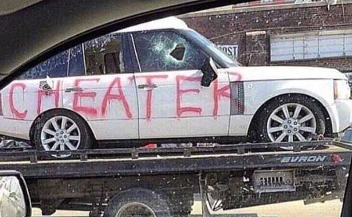 Xe sang trở thành 'nạn nhân' trong cơn cuồng ghen