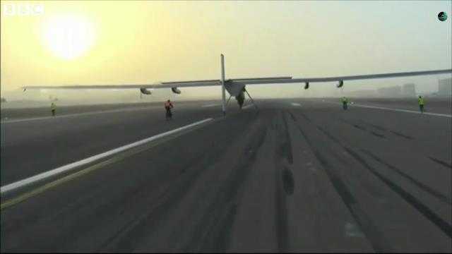 Video: Phi cơ chạy pin mặt trời bắt đầu hành trình bay quanh Trái đất