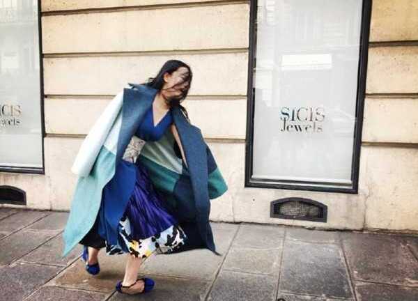 Trương Hinh Dư vấp ngã giữa phố