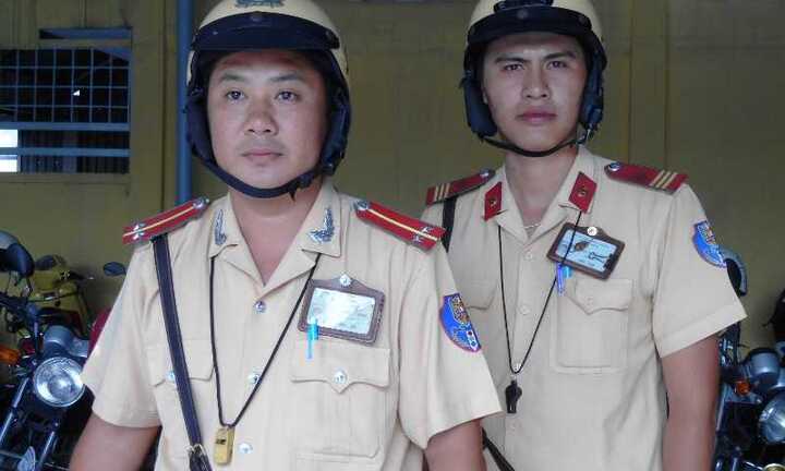 CSGT truy bắt 2 kẻ cứa cổ nạn nhân cướp tài sản