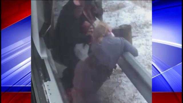 Kinh hoàng hành khách xe buýt 'cấu xé' nữ cảnh sát