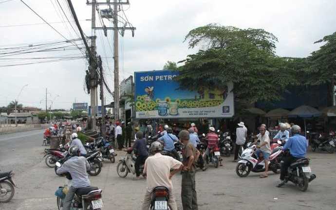 Nhân viên sửa cáp bị điện hút treo lơ lửng trên không