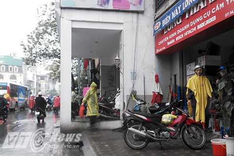 Những ngôi nhà kỳ lạ trên vỉa hè ở Hà Nội