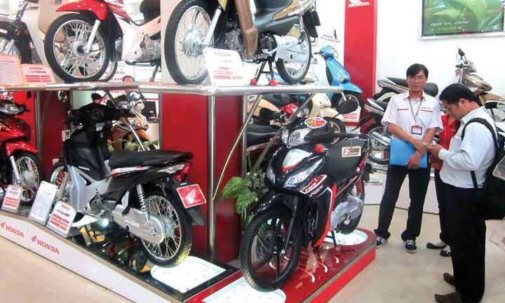 Giá xe máy đồng loạt tăng, ô tô đua nhau giảm