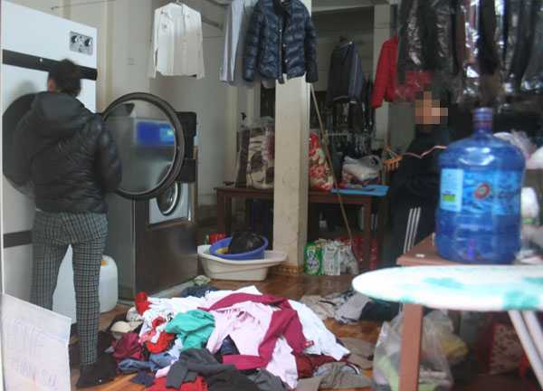 Trời nồm ẩm, dịch vụ giặt là kiếm bộn tiền