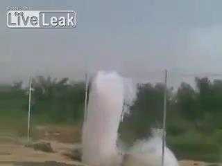 Clip: Đám mây kỳ lạ rơi từ trên trời xuống