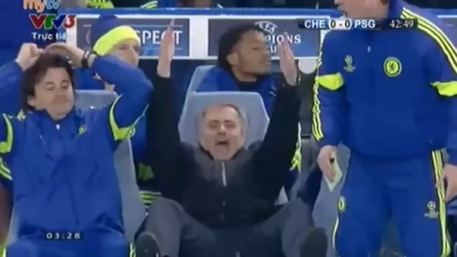 Mourinho 'cười mỉa mai' khi trọng tài không thổi penalty