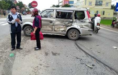 Xe tải tông xe 7 chỗ bay 12m trên đường