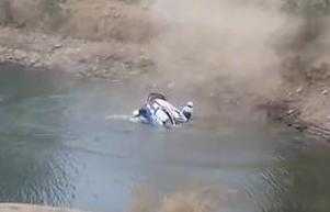 Khoảnh khắc xe đua gặp nạn lao xuống hồ