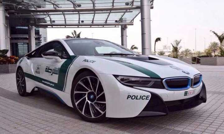 BMW i8 'nhập hội' với dàn siêu xe của cảnh sát Dubai