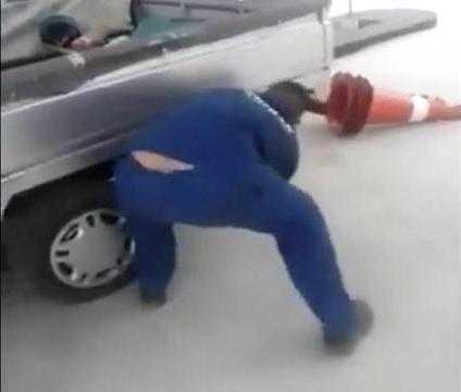 Cười vỡ bụng với gã đàn ông 'đánh chó dã man'