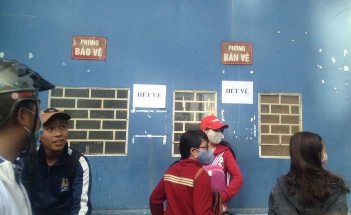 Fan mê U23 Việt Nam ngán ngẩm 'đặc sản' sân Thống Nhất